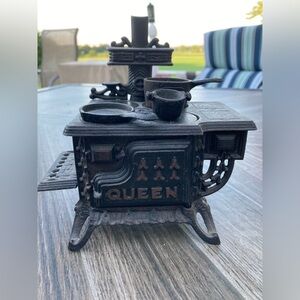 Queen Black Cast Iron Miniature Stove